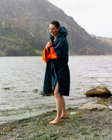 Dryrobe Fullzip Handtuchmantel aus Bio-Baumwolle in Dunkelblau, getragen am See, Frontalansicht