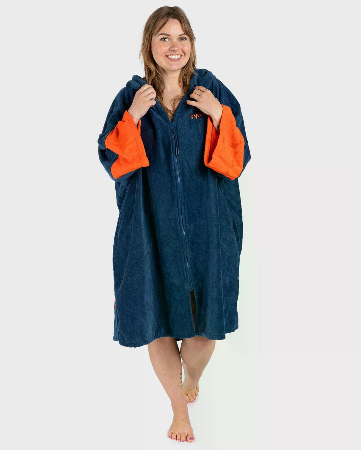 Dryrobe Fullzip Handtuchmantel aus Bio-Baumwolle in Marineblau mit orangefarbenen Innenseiten, Frontalansicht