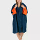 Dryrobe Fullzip Handtuchmantel aus Bio-Baumwolle in Marineblau mit orangefarbenen Ärmeln, Frontansicht