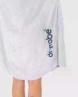 Dryrobe Fullzip Handtuchmantel aus Bio-Baumwolle in Hellgrau, Detail der Seitenansicht mit Dryrobe-Logo