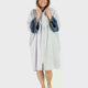 Dryrobe Fullzip Handtuchmantel aus Bio-Baumwolle in Grau mit Kapuze, Frontalansicht auf Model