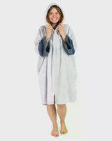 Dryrobe Fullzip Handtuchmantel aus Bio-Baumwolle in Grau mit Kapuze, Frontalansicht auf Model