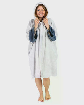 Dryrobe Fullzip Handtuchmantel aus Bio-Baumwolle in Grau mit Kapuze, Frontalansicht auf Model