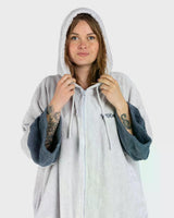 Dryrobe Fullzip Handtuchmantel aus Bio-Baumwolle in Grau mit Kapuze, Frontansicht mit Modell