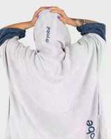 Dryrobe Fullzip Handtuchmantel Bio-Baumwolle in Weiß mit Kapuze, von hinten gezeigt