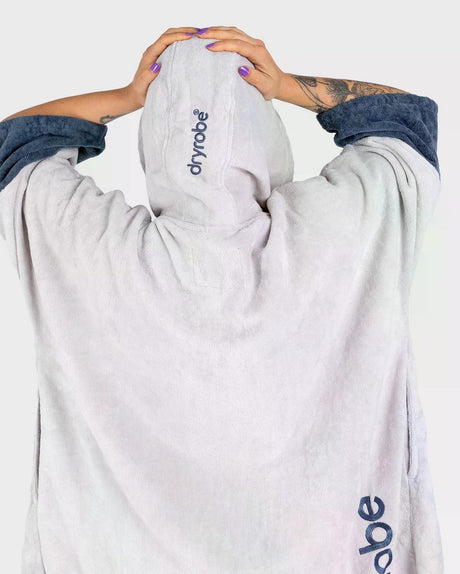 Dryrobe Fullzip Handtuchmantel Bio-Baumwolle in Weiß mit Kapuze, von hinten gezeigt