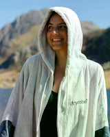 Dryrobe Fullzip Handtuchmantel aus Bio-Baumwolle in Creme, getragen mit Kapuze, Frontalansicht