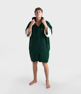 Dryrobe Fullzip Handtuchmantel aus Bio-Baumwolle in Dunkelgrün, Frontansicht mit Kapuze und Reißverschluss