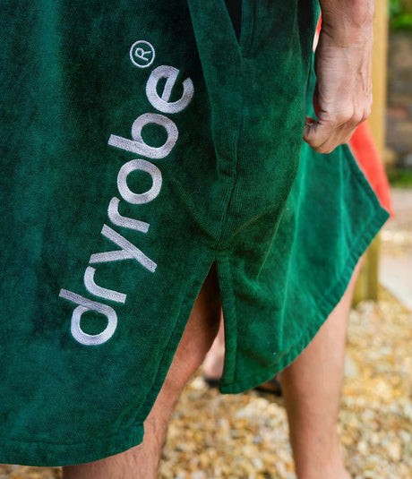 Dryrobe Fullzip Handtuchmantel in Dunkelgrün aus Bio-Baumwolle mit Logo-Print, Detailansicht der Seite