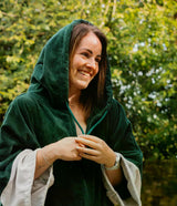 Dryrobe Fullzip Handtuchmantel aus Bio-Baumwolle in Dunkelgrün, getragen von einer Frau mit Kapuze, Frontalansicht