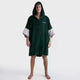 Dryrobe Fullzip Handtuchmantel aus Bio-Baumwolle in Dunkelgrün mit Kapuze, Frontansicht auf Model