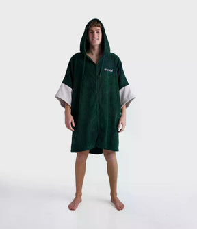 Dryrobe Fullzip Handtuchmantel aus Bio-Baumwolle in Dunkelgrün mit Kapuze, Frontansicht auf Model