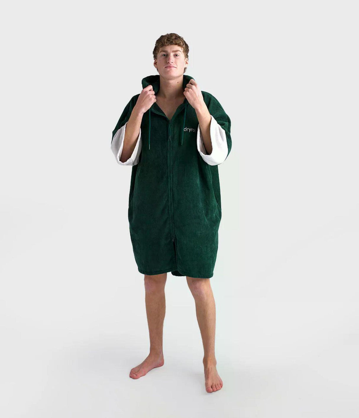 Dryrobe Fullzip Handtuchmantel aus Bio-Baumwolle in Dunkelgrün, Frontansicht mit Model