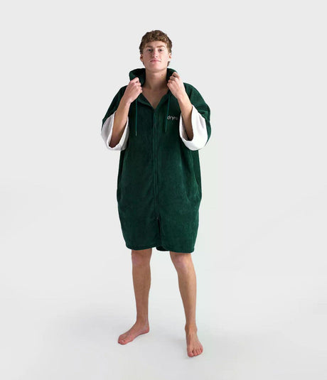 Dryrobe Fullzip Handtuchmantel aus Bio-Baumwolle in Dunkelgrün, Frontansicht mit Model