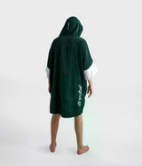Dryrobe Fullzip Handtuchmantel aus Bio-Baumwolle in Dunkelgrün, Rückansicht mit Kapuze und Markenlogo