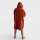 Dryrobe Fullzip Handtuchmantel aus Bio-Baumwolle in Rot, Rückansicht mit Kapuze und durchgehendem Reißverschluss