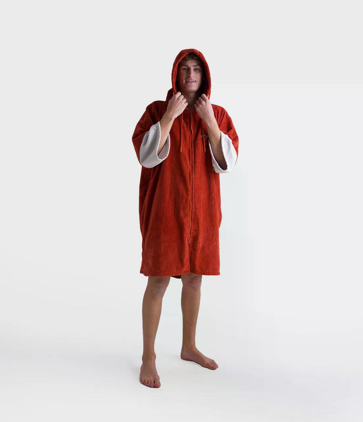Dryrobe Fullzip Handtuchmantel aus Bio-Baumwolle in Rot, Frontansicht mit Kapuze und Reißverschluss