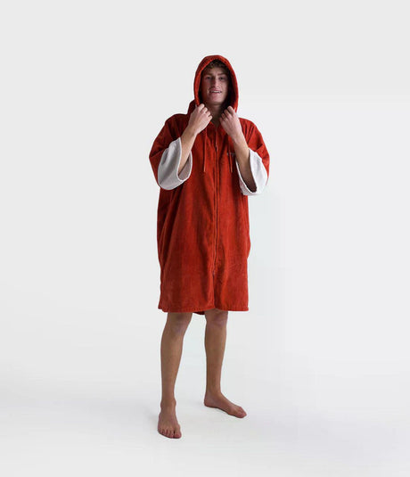 Dryrobe Fullzip Handtuchmantel aus Bio-Baumwolle in Rot, Frontansicht mit Kapuze und Reißverschluss