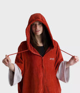 Dryrobe Fullzip Handtuchmantel aus Bio-Baumwolle in Rot, Frontalansicht mit Kapuze und geöffnetem Reißverschluss