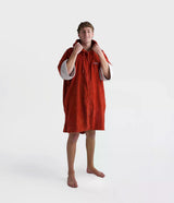 Dryrobe Fullzip Handtuchmantel aus Bio-Baumwolle in Rot, Frontansicht mit Kapuze, getragen von Person