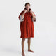 Dryrobe Fullzip Handtuchmantel aus Bio-Baumwolle in Rot, Frontalansicht mit offener Kapuze, getragen von Mann