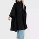Dryrobe Regen-Poncho in Schwarz, wasserdicht, mit Kapuze, weite A-Form, Frontansicht auf Model