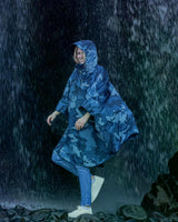 Dryrobe Regen-Poncho in Blau mit Camouflage-Muster, wasserdicht, modelliert unter Regen getragen