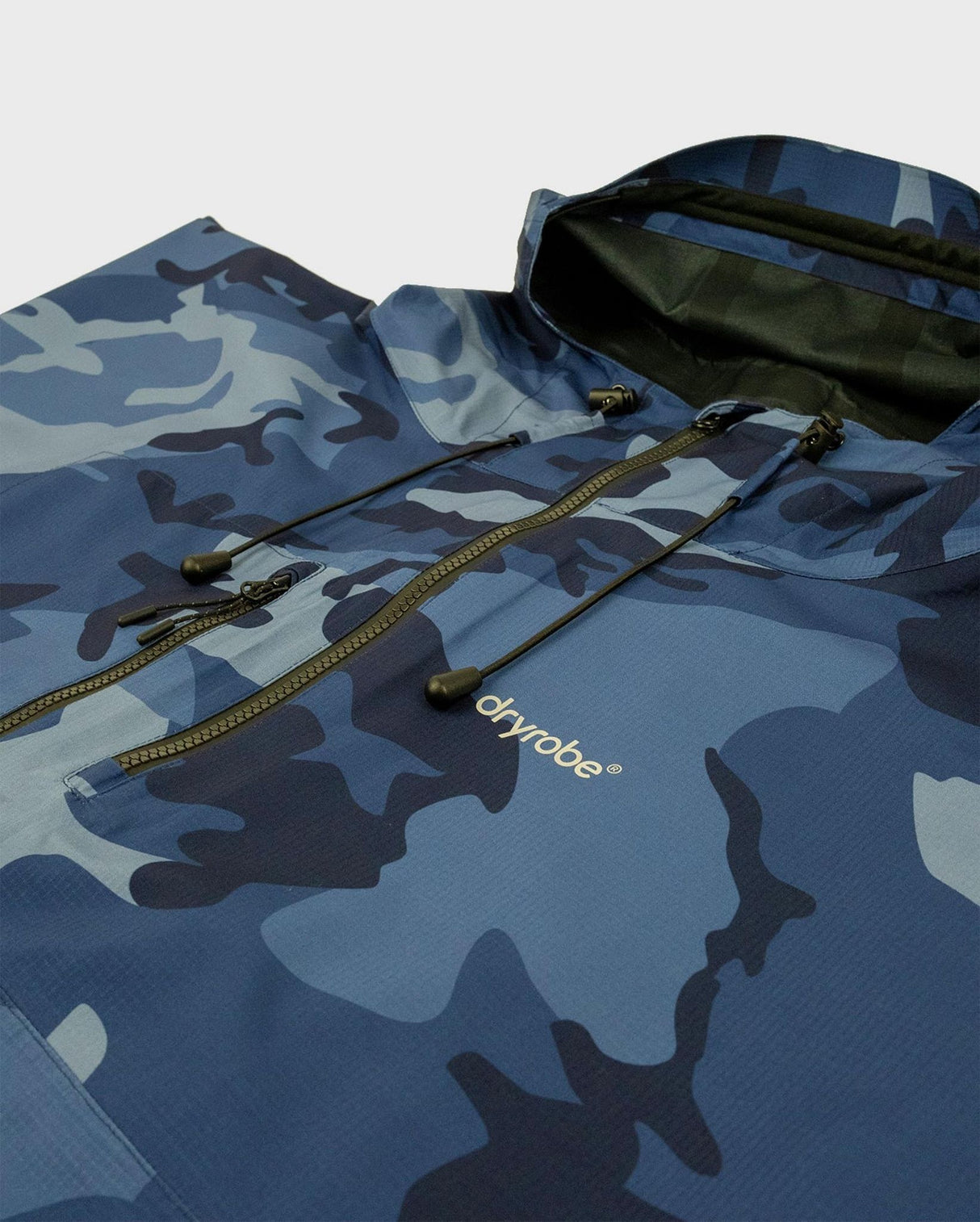 Dryrobe Regen-Poncho in Blau-Camouflage-Muster, wasserdicht, mit Kordelzug und schwarzem Beutel, Detailansicht