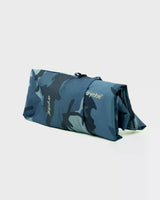 Dryrobe Regen-Poncho wasserdicht in Blau mit Camouflage-Muster, zusammengefaltet, Seitenansicht