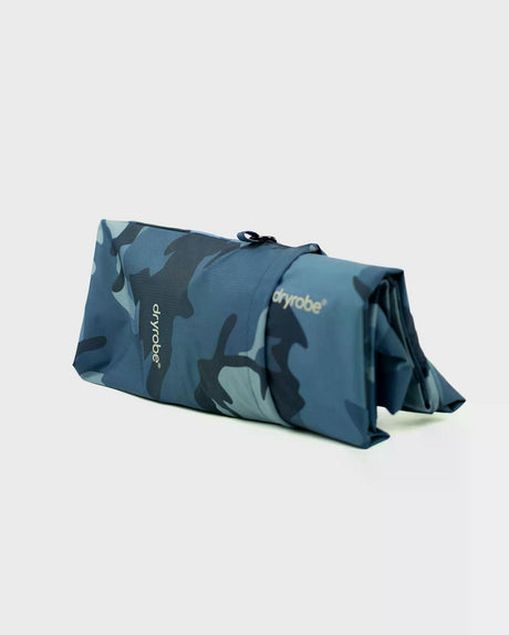 Dryrobe Regen-Poncho wasserdicht in Blau mit Camouflage-Muster, zusammengefaltet, Seitenansicht