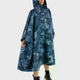 Dryrobe Regen-Poncho in Blau-Camouflage, wasserdicht, mit Kapuze, Frontansicht auf Model