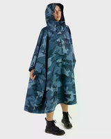 Dryrobe Regen-Poncho in Blau-Camouflage, wasserdicht, mit Kapuze, Frontansicht auf Model