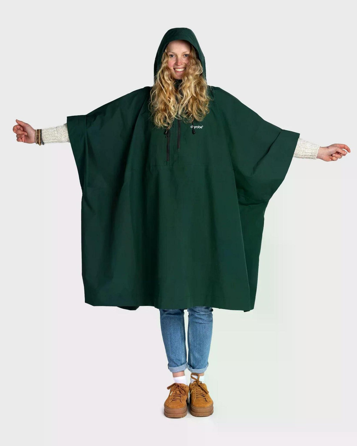 Dryrobe Regen-Poncho in Dunkelgrün, wasserdicht, mit Kapuze, getragen von vorne, weite Schnittform mit Ärmeln
