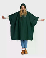 Dryrobe Regen-Poncho in Dunkelgrün, wasserdicht, mit Kapuze, getragen von vorne, weite Schnittform mit Ärmeln