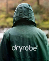 Dryrobe Regen-Poncho wasserdicht in Dunkelgrün, Rückansicht mit Kapuze, Regentropfen sichtbar, Markenlogo auf Rücken
