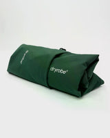 Dryrobe Regen-Poncho in Dunkelgrün, wasserdicht, gerollt, Dryrobe-Branding sichtbar