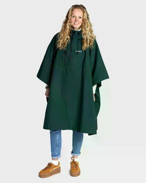 Dryrobe Regen-Poncho wasserdicht in Dunkelgrün, Frontansicht getragen, mit Kapuze und weitem Schnitt
