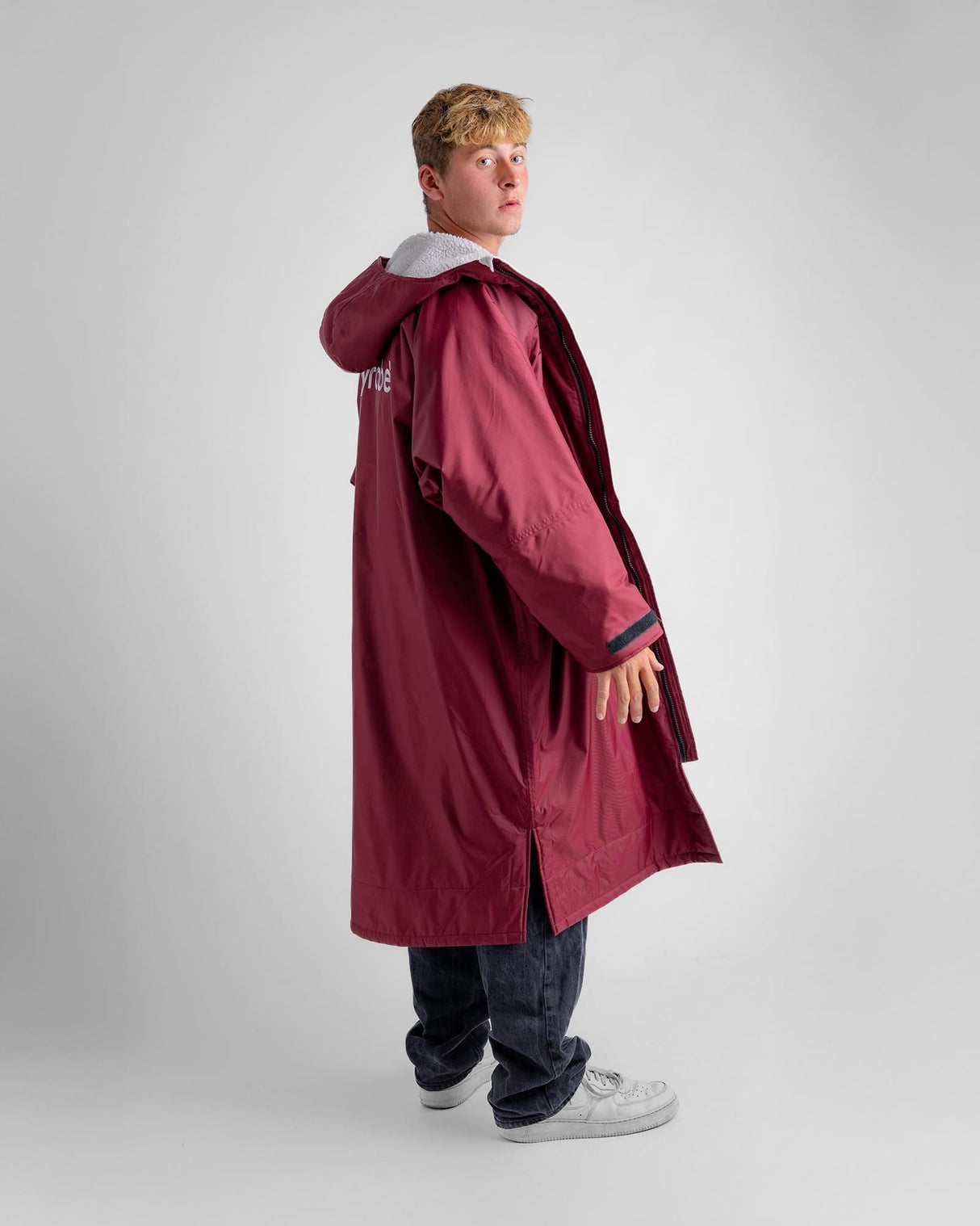 Dryrobe Advance Long Sleeve Umhang in Bordeaux mit Kapuze, Seitenansicht auf modellierendem Körper