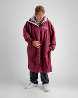 Dryrobe Advance Long Sleeve Bademantel in Bordeaux mit Kapuze, Frontalansicht auf männlichem Modell