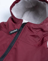Dryrobe Advance Langarm in Bordeauxrot mit weißem Fleece-Innenfutter, Detailansicht des Reißverschlusses und Markenlogos