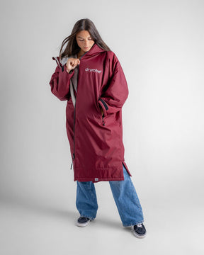 Dryrobe Advance Long Sleeve bordeauxrot, Umkleidepullover mit Kapuze und Logo, Frontansicht auf Modell