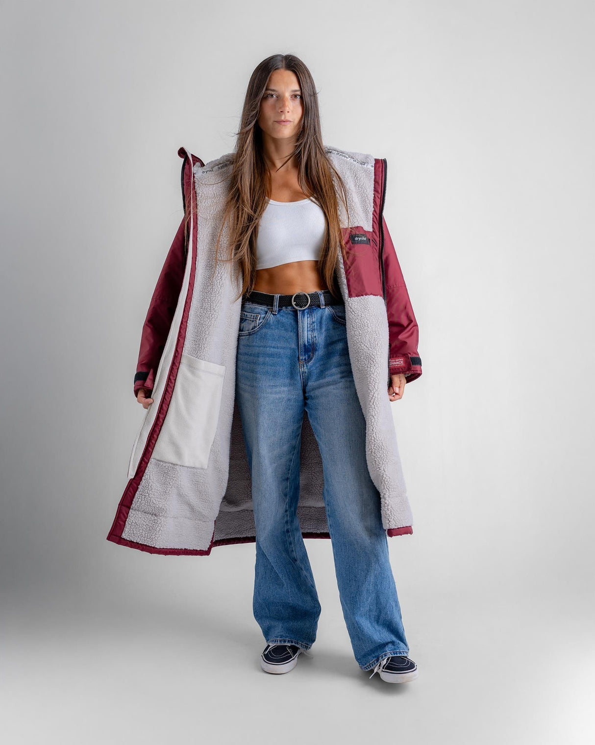 Dryrobe Advance Long Sleeve in Bordeaux mit grauem Fleece-Futter, Frontalansicht auf Modell