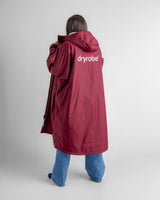 Dryrobe Advance Long Sleeve Umhang in Bordeaux, Rückansicht, mit Kapuze und Logo-Print, Funktionsmaterial