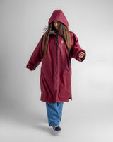 Dryrobe Advance Long Sleeve in Bordeaux, Frontansicht mit Kapuze und durchgehendem Reißverschluss, getragen über Jeans