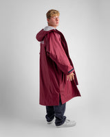 Dryrobe Advance Long Sleeve in Burgundy mit Kapuze, Frontalansicht eines Mannes in Wechselrobe aus schnelltrocknendem Material