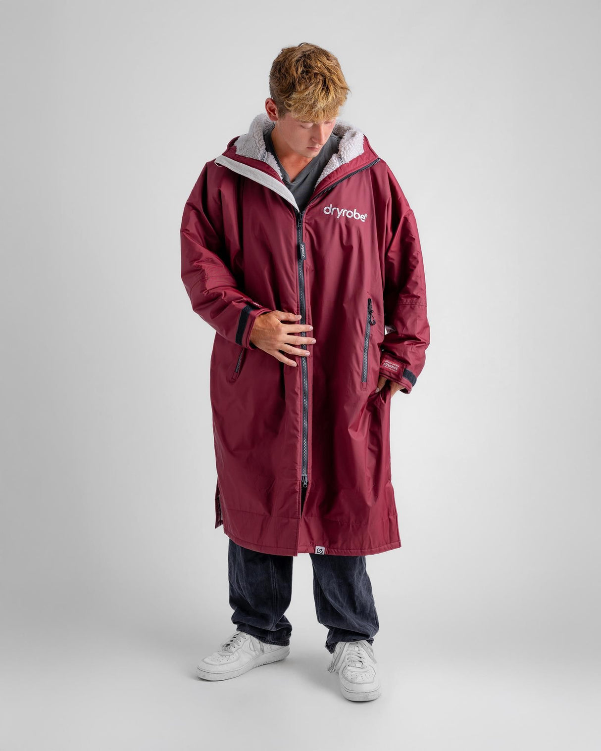 Dryrobe Advance Long Sleeve Umhang in Burgunderrot mit Kapuze, Frontalansicht auf Modell