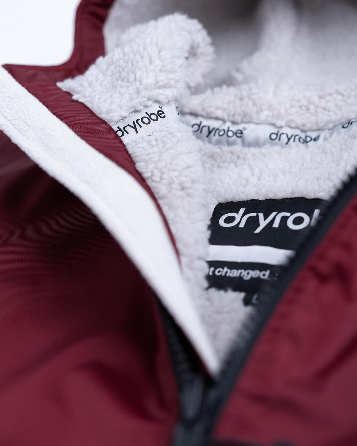 Dryrobe Advance Long Sleeve in Bordeaux mit flauschigem Fleece-Innenfutter, Detail der Kragen- und Markenlogos