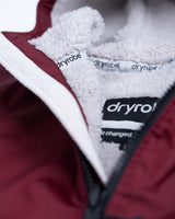 Dryrobe Advance Long Sleeve in Bordeaux mit flauschigem Fleece-Innenfutter, Detail der Kragen- und Markenlogos