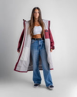 Dryrobe Advance Long Sleeve in Bordeaux mit grauem Fleece-Futter, offene Kapuze, Frontansicht auf Model