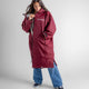 Dryrobe Advance Long Sleeve Umhang in Bordeaux, wasserabweisend, mit Kapuze und Reißverschluss, Frontansicht